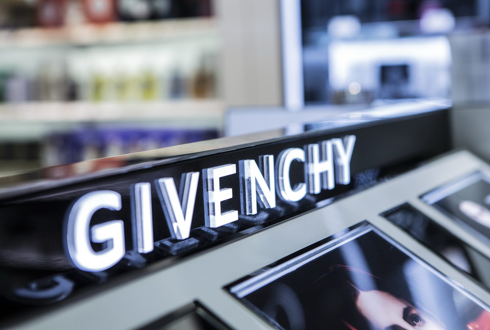 Портфолио торгового оборудования и мебели Duty Free "Givenchy" рис. 2