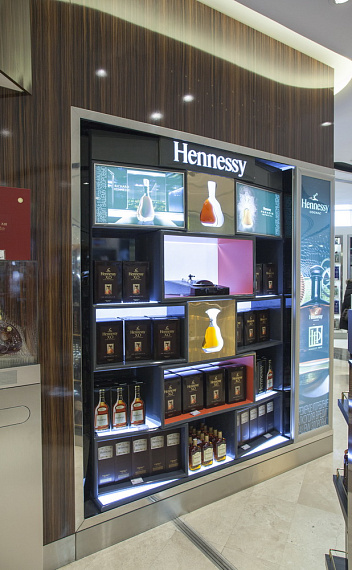 Портфолио торгового оборудования и мебели Duty Free "Hennessy" рис. 3