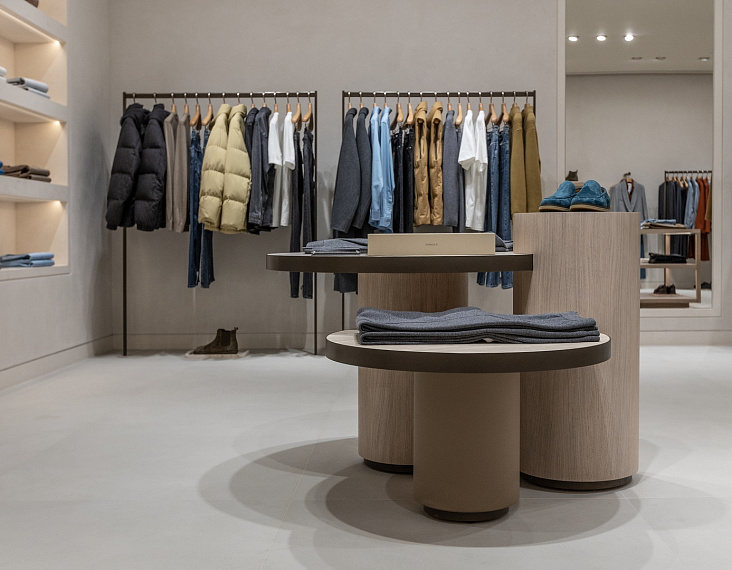 Портфолио торгового оборудования и мебели "12 STOREEZ" ТЦ "Авиапарк" рис. 5