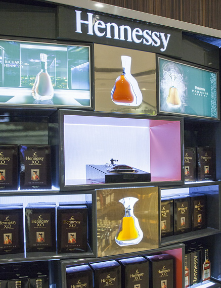 Портфолио торгового оборудования и мебели Duty Free "Hennessy" рис. 2