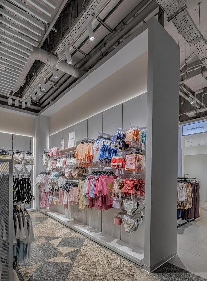 Портфолио торгового оборудования и мебели "GLORIA JEANS" Центральный Детский Магазин. Full picture.
