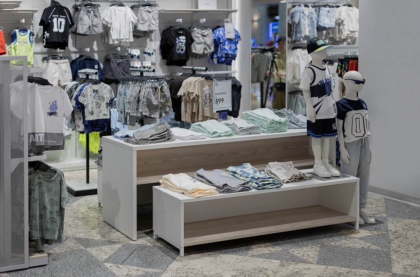 Портфолио торгового оборудования и мебели "GLORIA JEANS" Центральный Детский Магазин. Full picture.