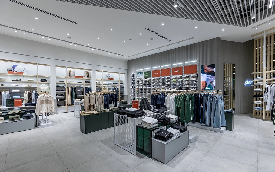 Портфолио торгового оборудования и мебели "LACOSTE"  ТРК "Европолис Ростокино". Full picture.