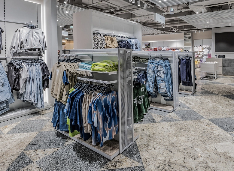 Портфолио торгового оборудования и мебели "GLORIA JEANS" Центральный Детский Магазин. Full picture.