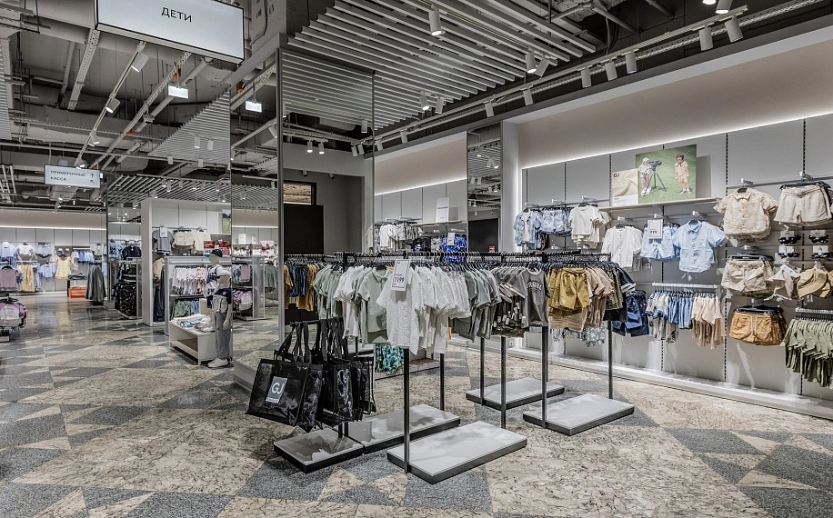 Портфолио торгового оборудования и мебели "GLORIA JEANS" Центральный Детский Магазин. Full picture.