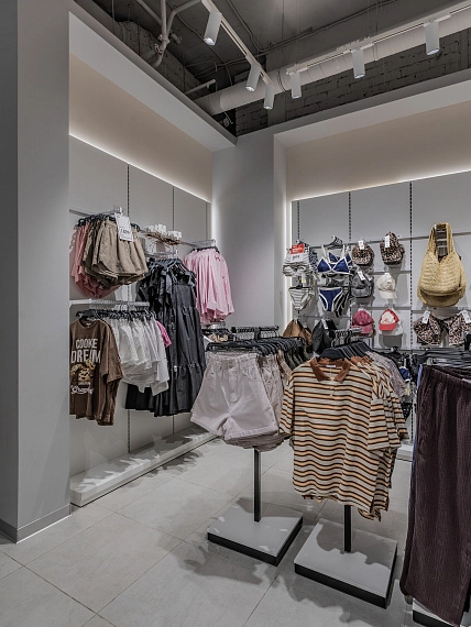 Портфолио торгового оборудования и мебели "GLORIA JEANS" Центральный Детский Магазин. Full picture.