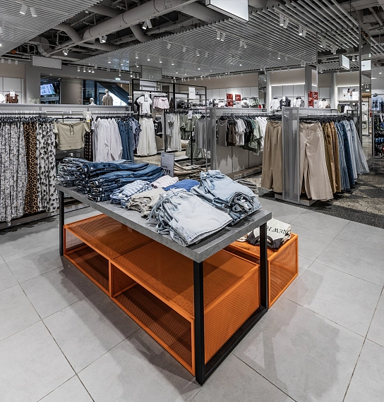 Портфолио торгового оборудования и мебели "GLORIA JEANS" Центральный Детский Магазин. Full picture.