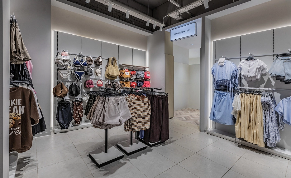Портфолио торгового оборудования и мебели "GLORIA JEANS" Центральный Детский Магазин. Full picture.